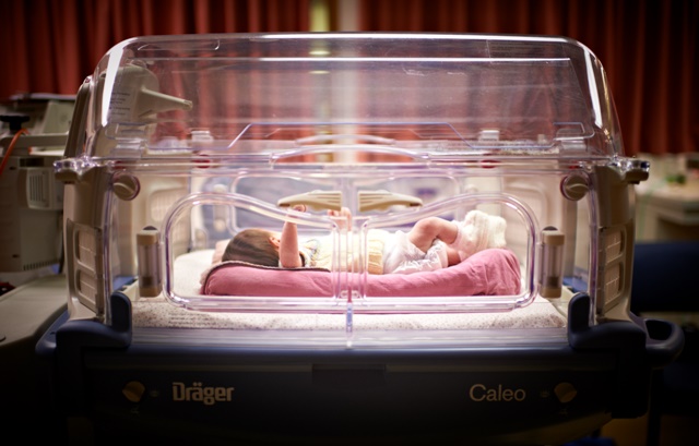 Baby-in-incubator.jpg